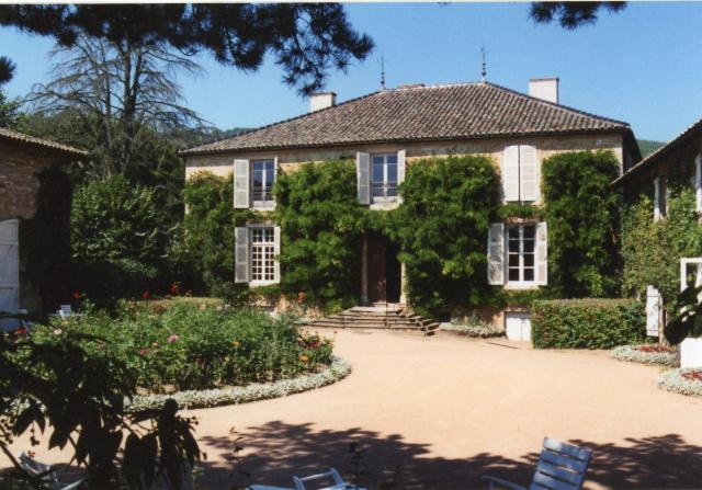 Cour maison de Lamartine à Milly Crédit mr Philippe Sornay 