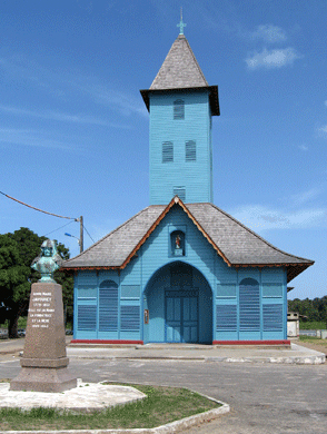 Eglise et stèle à Anne Marie Javouhey à Mana en  Guyane