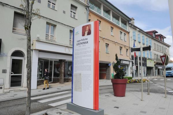 Stèle hommage à Sonthonax devant sa maison natale à Oyonnax